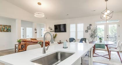 Seasonal Pool, Balcony: Quiet & Cozy Aurora Condo!