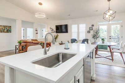 Seasonal Pool, Balcony: Quiet & Cozy Aurora Condo!