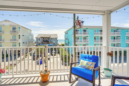 Carolina Beach Condo w/ Balcony: Walk to the Ocean