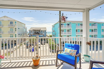 Carolina Beach Condo w/ Balcony: Walk to the Ocean