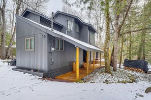 Interior - Creek Access & Deck: Family Pocono Pines Cottage (Pocono Pines)