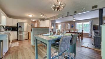 House (5 Bedrooms) | Private kitchen | Microwave, oven, stovetop, dishwasher