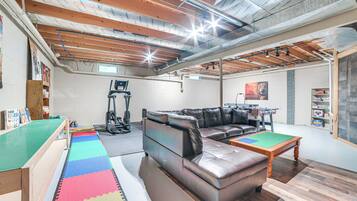 House (5 Bedrooms) | Interior