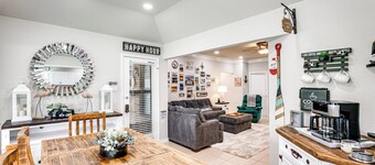 Home on Lake Granbury w/ Hot Tub: 5 Mi to Dtwn!