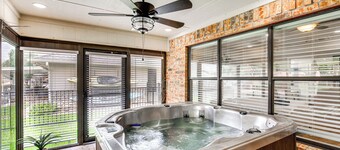 Home on Lake Granbury w/ Hot Tub: 5 Mi to Dtwn!
