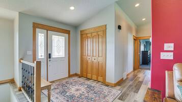 House (5 Bedrooms) | Interior