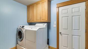 House (5 Bedrooms) | Interior