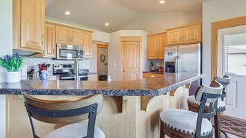 House (5 Bedrooms) | Private kitchen | Microwave, oven, stovetop, dishwasher