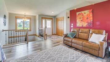 House (5 Bedrooms) | Interior