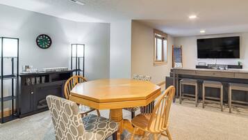 House (5 Bedrooms) | Interior