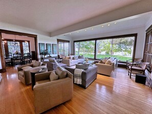Smart TV, chimenea, libros y oficina 