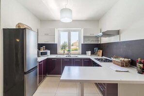 Køleskab, mikrobølgeovn, ovn, kogeplade