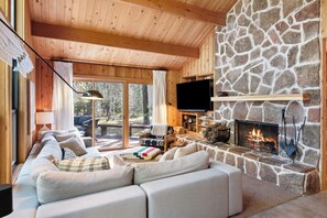 تلفزيون ذكي، مدفأة، مشغل دي في دي، كرة قدم الطاولة