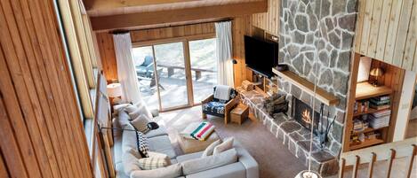 Smart-tv, eldstad, dvd-spelare och bordsfotboll
