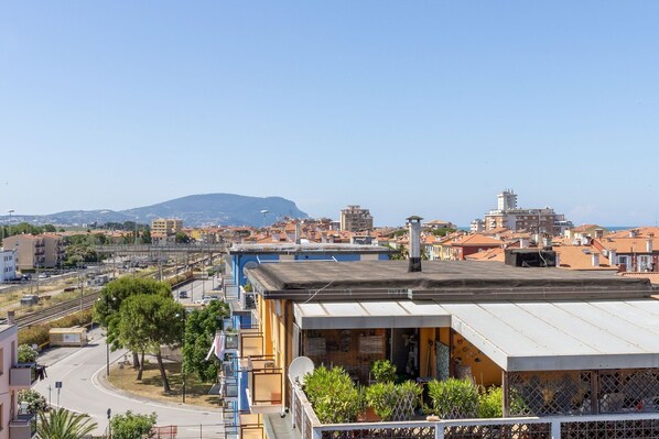 Een haardroger, handdoeken, zeep, shampoo