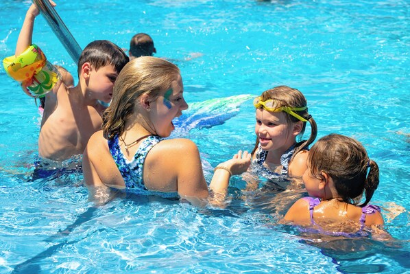 Una piscina cubierta, una piscina climatizada