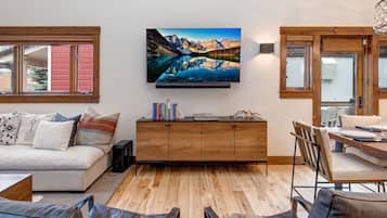 Casa, 2 quartos | Área de estar | Smart TV