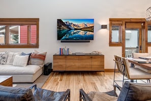 Casa, 2 habitaciones | Zona de estar | Una Smart TV