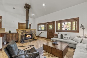 Casa, 2 habitaciones | Zona de estar | Una Smart TV