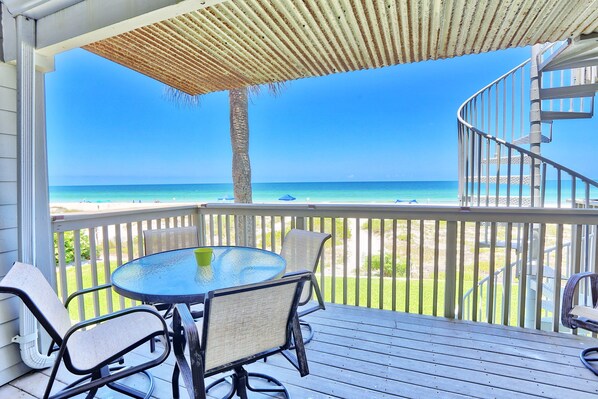 屋外ダイニングエリア