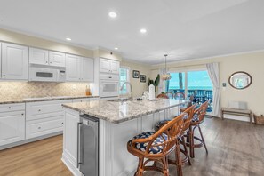 Coffee/tea maker, fridge, microwave, oven - ☀️Pelican Pointe 4C- Beachfront Views from Balcony☀️ (Indian Shores)