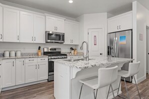 Fridge, microwave, oven, stovetop - Lazy Poolside Oasis: Pool, Waterslide, Hot Tub, Lazy River, 3 bdrm. (Washington)