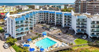 Bayfront 2 bedroom condo with outdoor pool - perfect midtown location! Bay Princess #414
