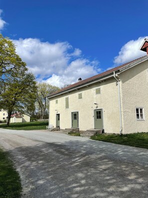 Exterior - Magasinet - Cozy farmstay near forest & lake (Ingelstad)