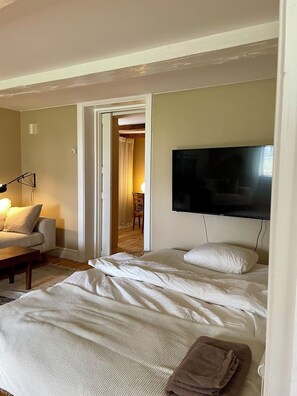 1 bedroom, desk, iron/ironing board, travel crib - Magasinet - Cozy farmstay near forest & lake (Ingelstad)