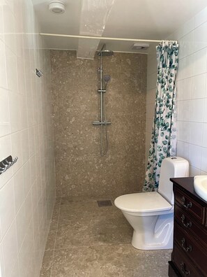 Hair dryer, towels, soap, toilet paper - Magasinet - Cozy farmstay near forest & lake (Ingelstad)