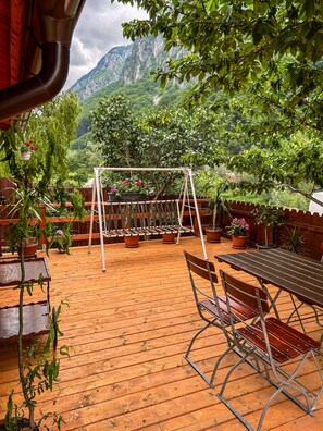 Outdoor dining - Featuring mountain views, this lodge features a garden, grill, WiFi and parking. (Mehadia)