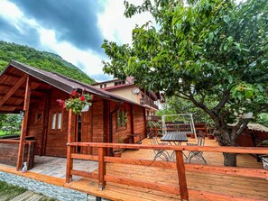 Outdoor dining - Featuring mountain views, this lodge features a garden, grill, WiFi and parking. (Mehadia)
