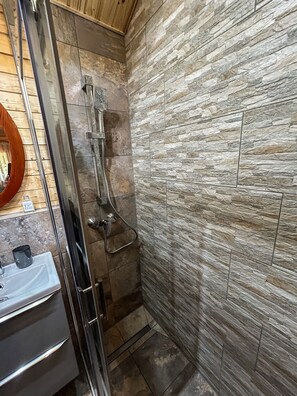 Shower, towels, soap, toilet paper - Featuring mountain views, this lodge features a garden, grill, WiFi and parking. (Mehadia)