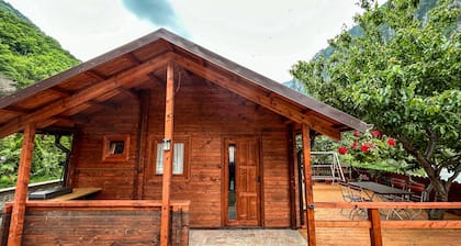 Featuring mountain views, this lodge features a garden, grill, WiFi and parking.