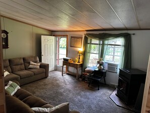 Smart-TV, DVD-Player, Bücher, Musikbibliothek