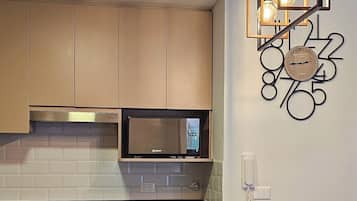 Réfrigérateur, micro-ondes, four, plaque de cuisson