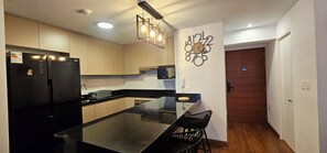 Fridge, microwave, oven, stovetop - Charming 2-bedroom apartment in the heart of Miraflores, perfect for cozy living (Lima)