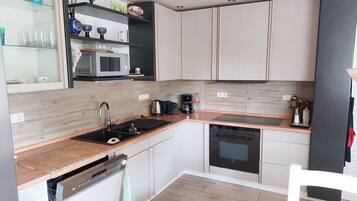 KĂŒhlschrank, Ofen, Herdplatte, GeschirrspĂŒler