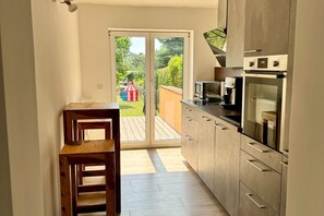 Een koelkast, een microgolfoven, een oven, een kookplaat