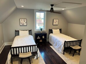 4 quartos, escrivaninha, ferros/tábuas de passar roupa