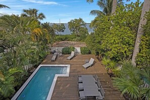 حمّام سباحة مُدفَّأ