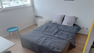 1 bedroom, bed sheets