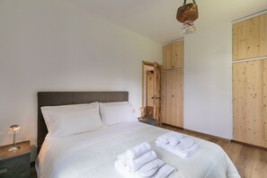 2 chambres, coffres-forts dans les chambres, fer et planche à repasser