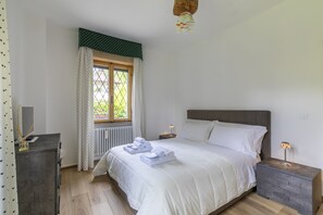 2 chambres, coffres-forts dans les chambres, fer et planche à repasser