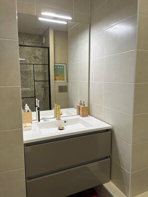 Haartrockner, Handtücher, Seife, Toilettenpapier