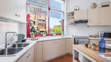 House | Dapur peribadi | Peti sejuk/penyejuk beku saiz penuh, ketuhar, dapur