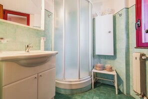 Casa | Baño | Ducha, cabezal de ducha tipo lluvia, secador de pelo y bidé