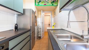 KĂŒhlschrank, Ofen, Herdplatte, Wasserkocher mit Kaffee-/Teezubehör