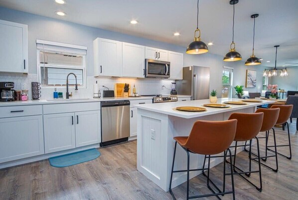 Fridge, microwave, oven, stovetop - Spacious Delightful 4 BR/ 3 BA Close to Downtown (San Antonio)