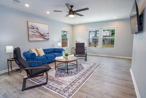 TV - Spacious Delightful 4 BR/ 3 BA Close to Downtown (San Antonio)